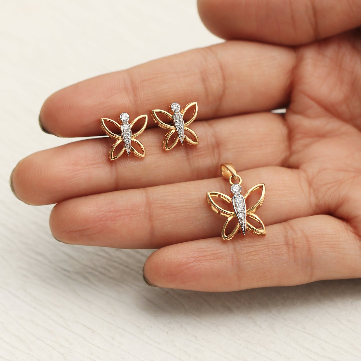 18KT Yellow Gold 0.26 Ct Butterfly Design Natural Diamond Pendant And Earrings