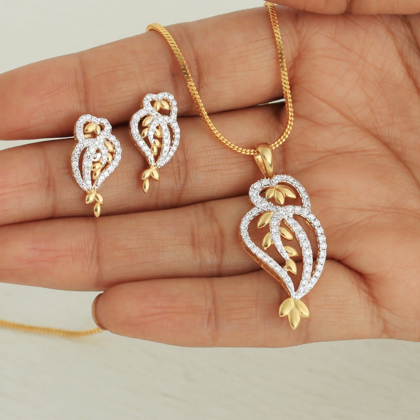 Leaf Motif Diamond Pendant Set