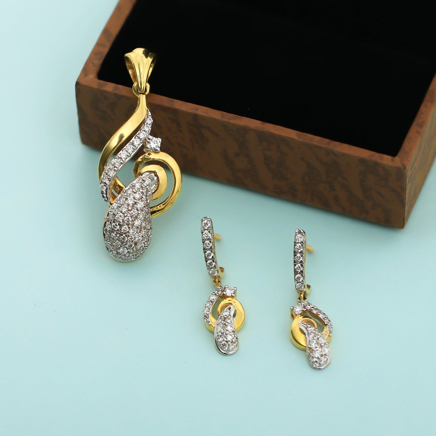 18KT 1.26 Ct Natural Diamond Pendant And Earrings Set, IGI Certified Jewellery
