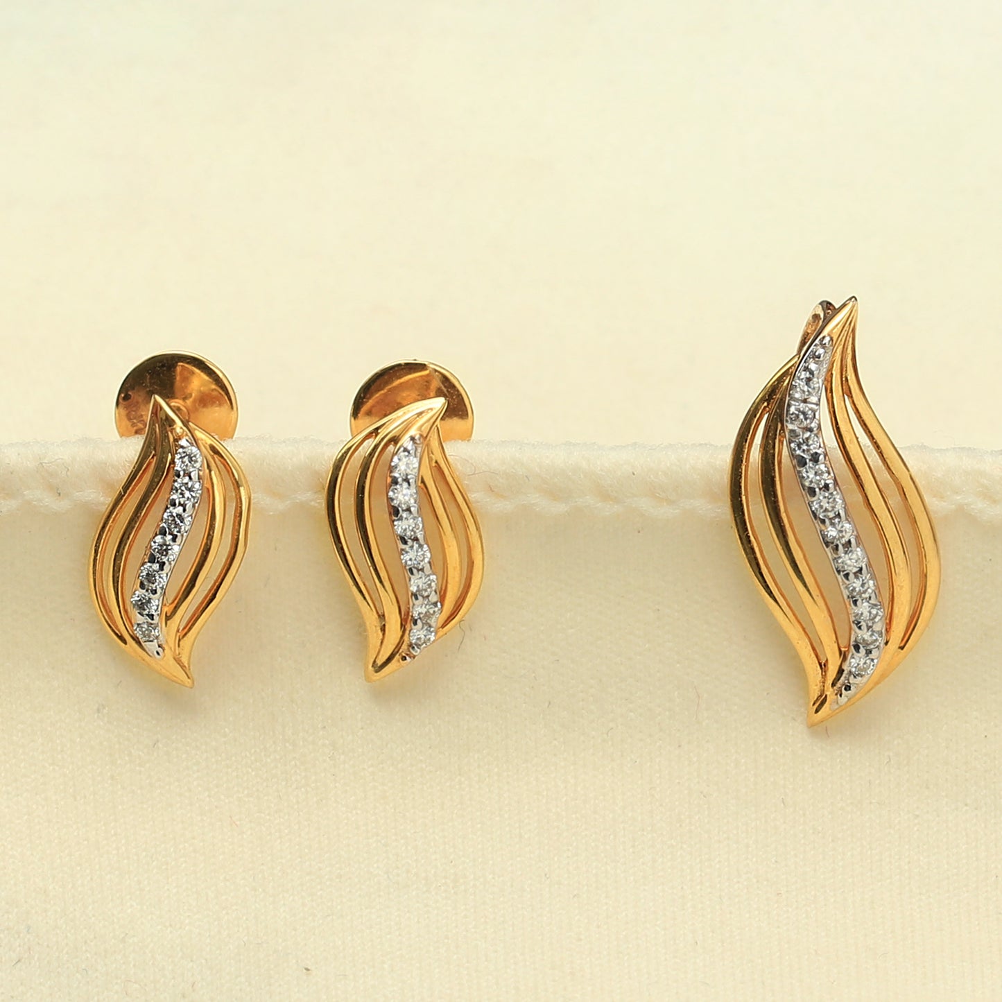Flowing Flame Diamond Pendant Set