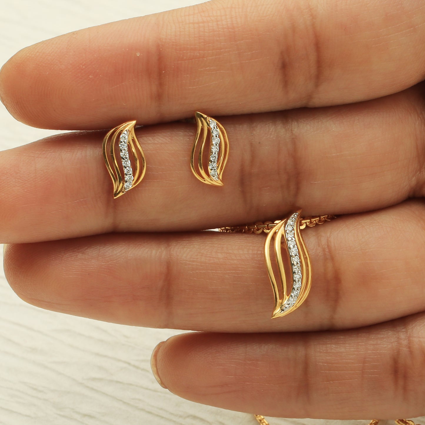 Flowing Flame Diamond Pendant Set