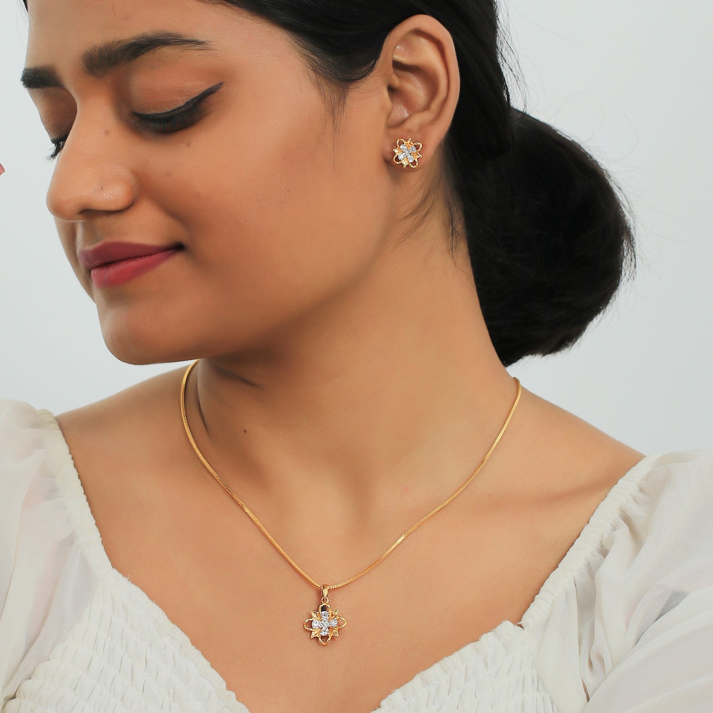 Golden Radiance Diamond Pendant Set