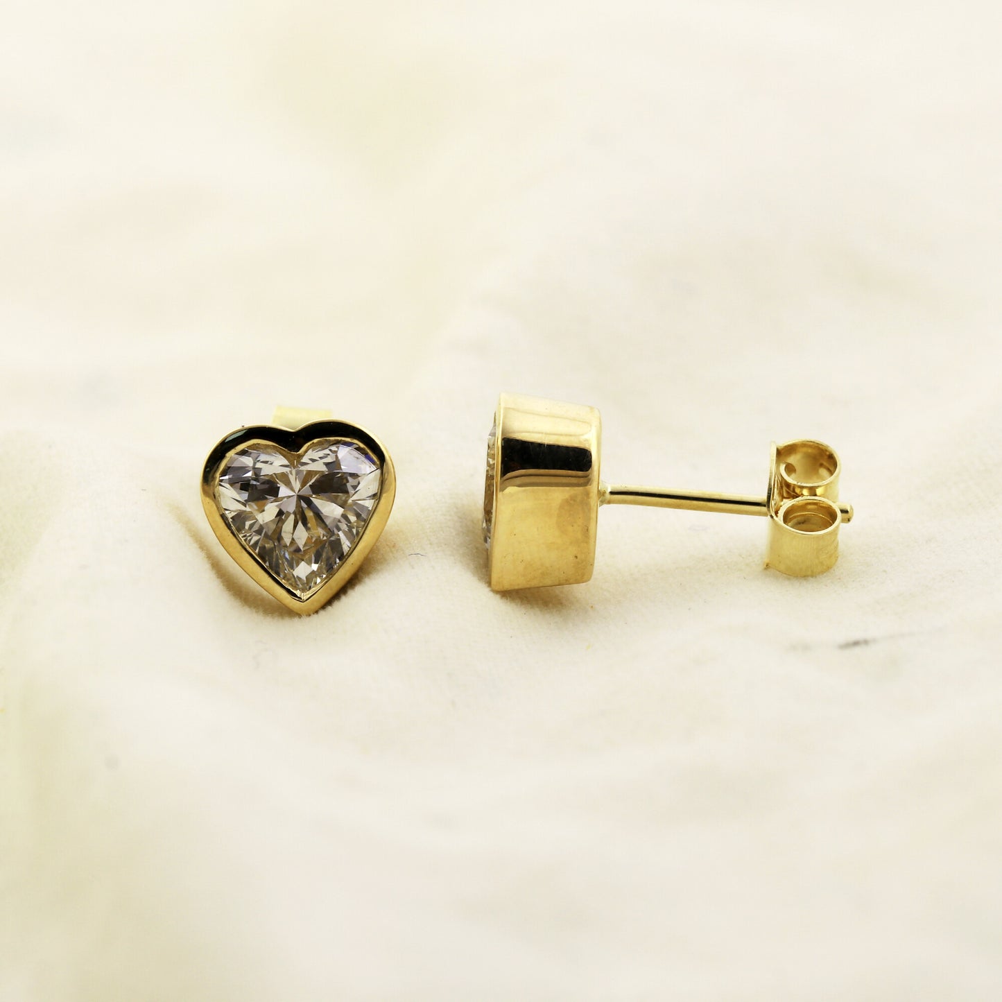 18K Lab-Grown Diamond Heart Stud Earrings