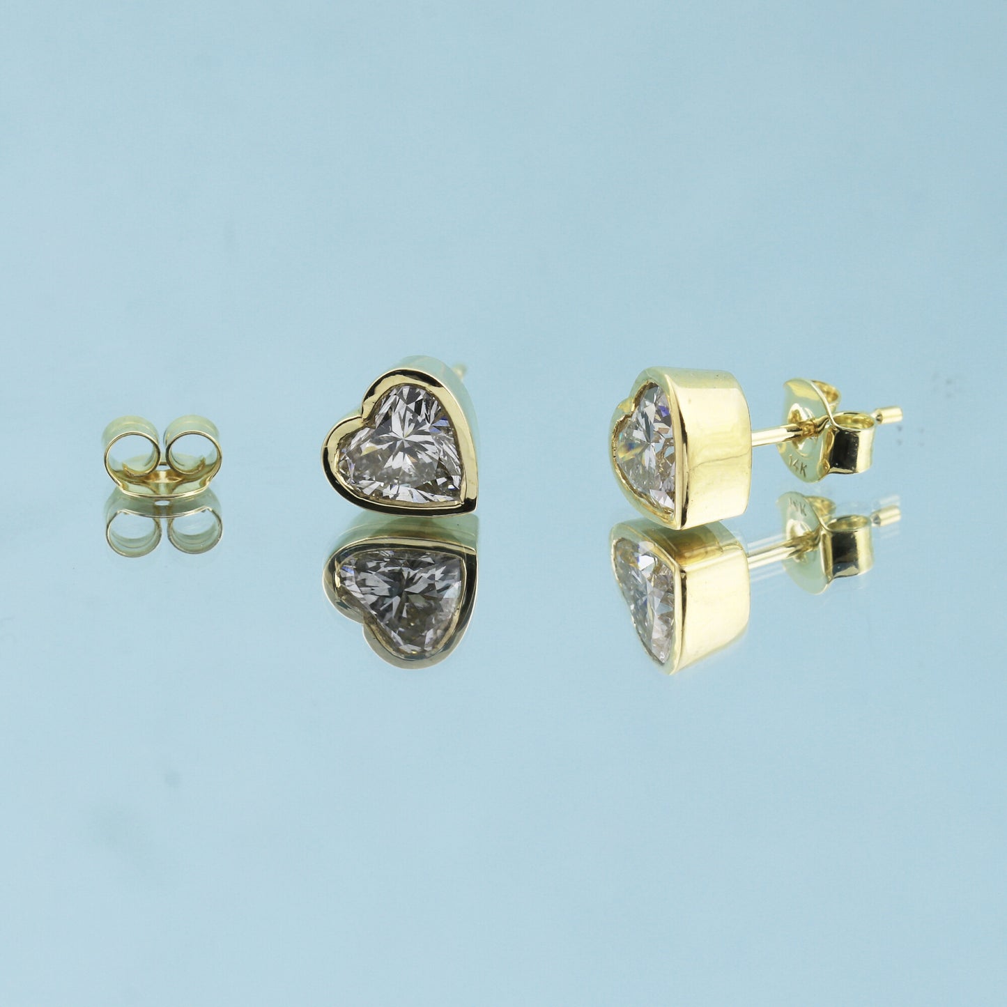 18K Lab-Grown Diamond Heart Stud Earrings