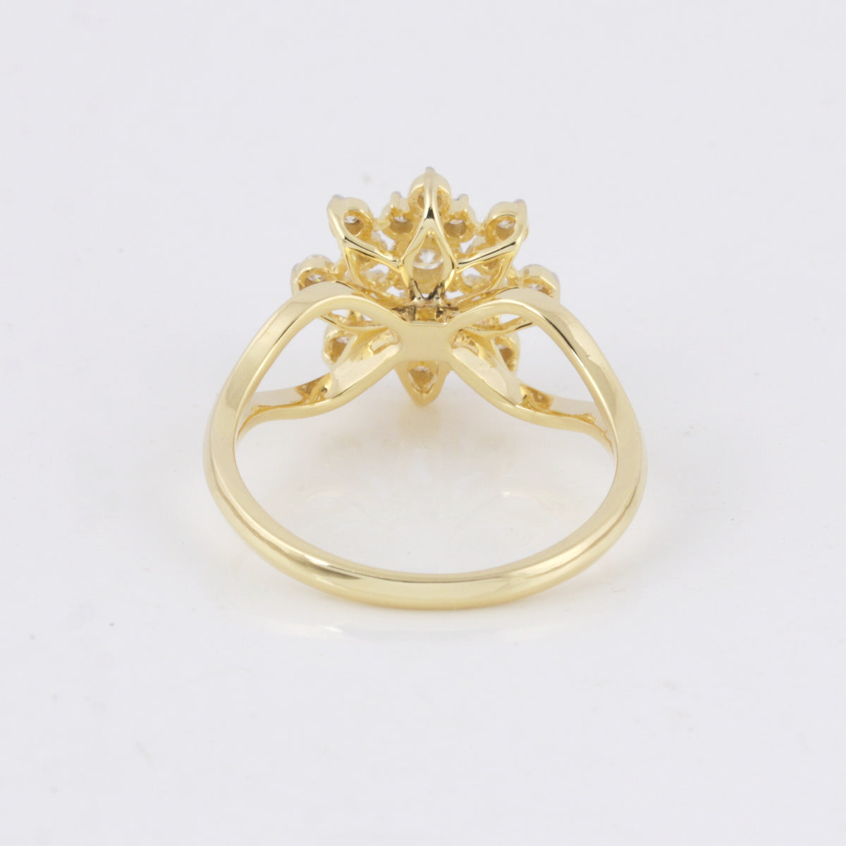 18K Lab Grown Diamond Oval Petite Halo Ring | IGI Certified
