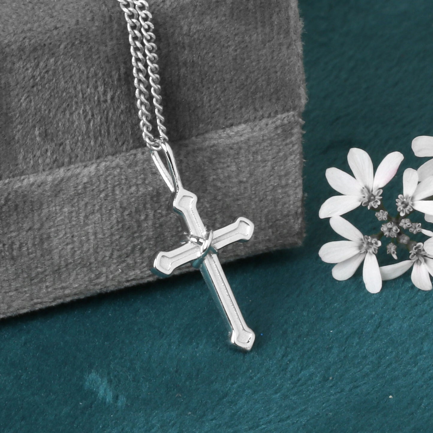 18K Gold Mixed-Cut Diamond Detail Pendant Necklace