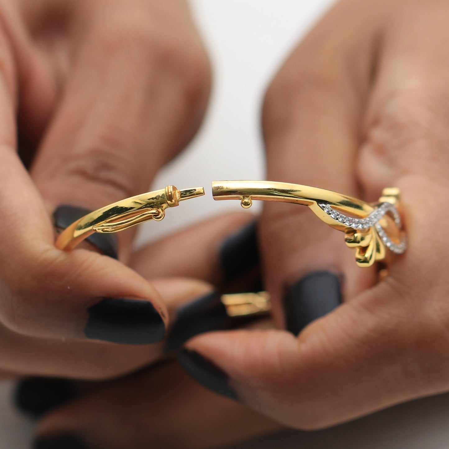 0.55ct Natural Diamond Infinity Leaf Bangle