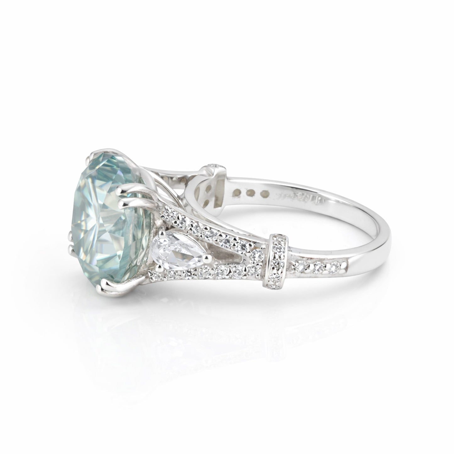 GEMHUB 5 Ct round cut blue lab grown diamond ring with VS1 clarity, set in 18k gold vermeil with accent stones.