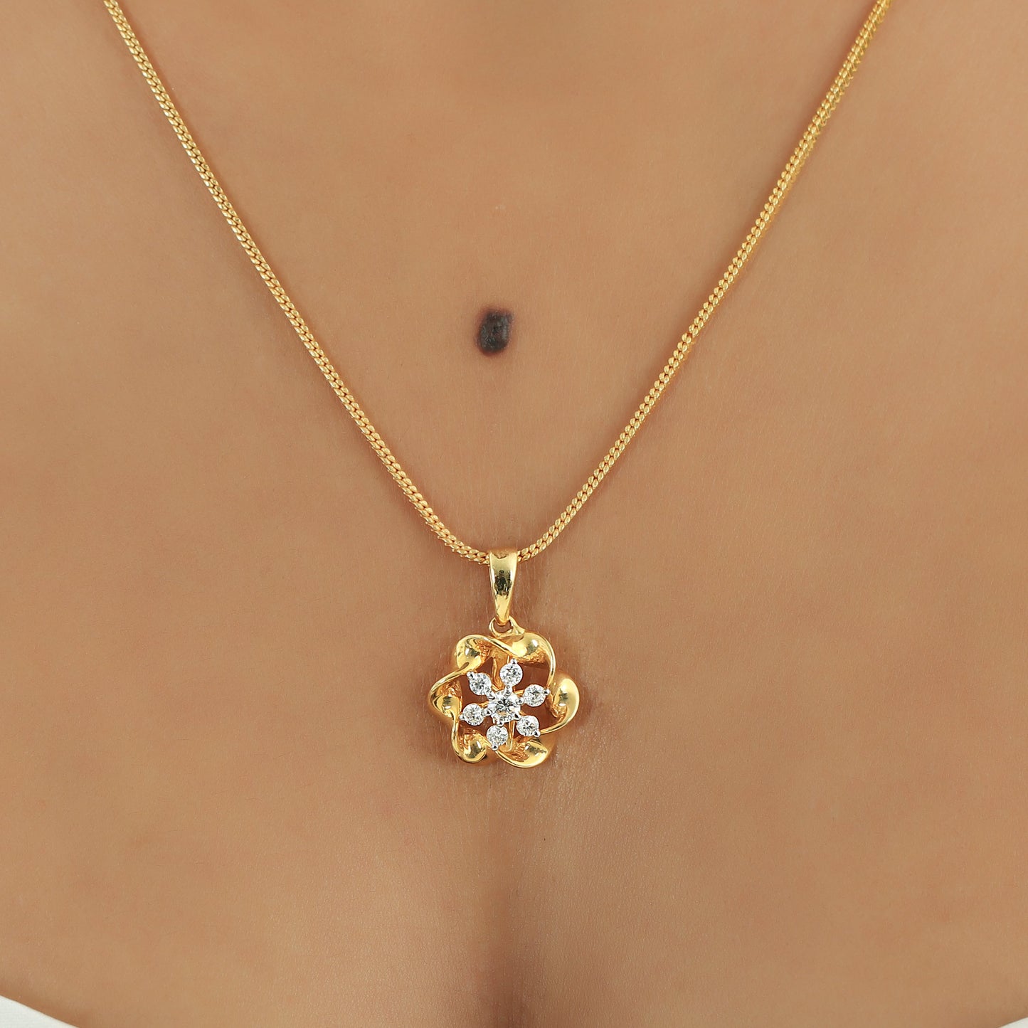 18K Gold Pendant with 0.29 Ct IGI Certified Natural Diamond for Women