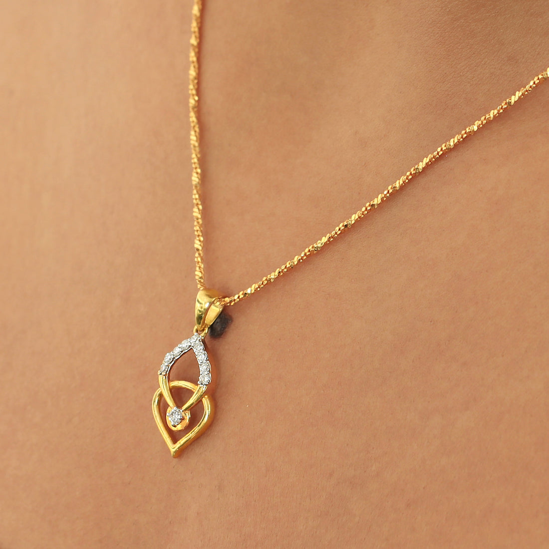 0.26 Ct IGI Certified Natural Diamond Necklace Pendant in 18K Gold for Women