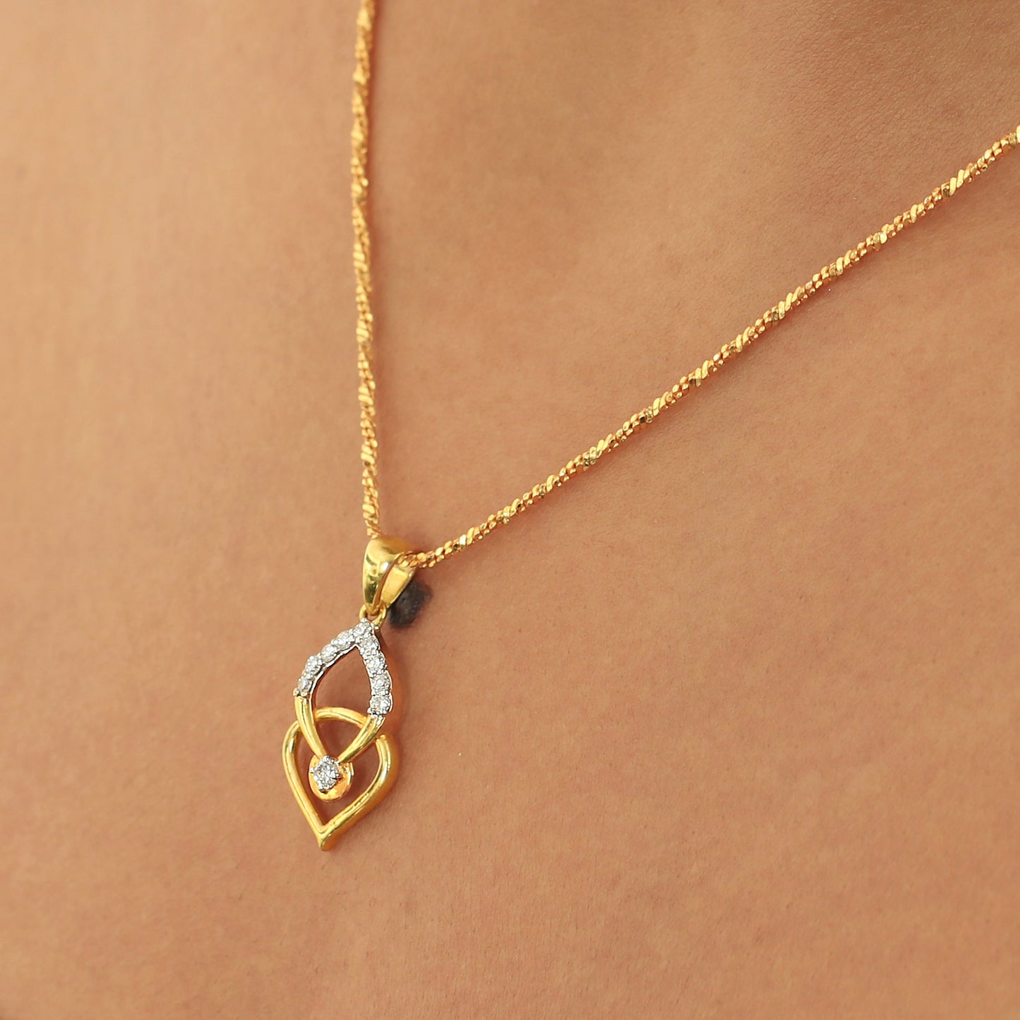 0.26 Ct IGI Certified Natural Diamond Necklace Pendant in 18K Gold for Women