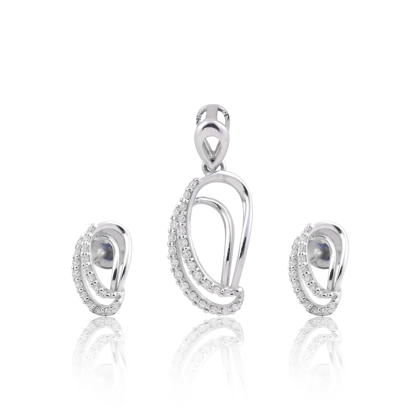 Graceful Teardrop Design Diamond Pendant