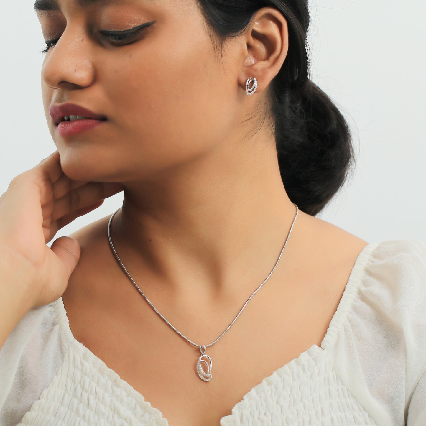 Graceful Teardrop Design Diamond Pendant