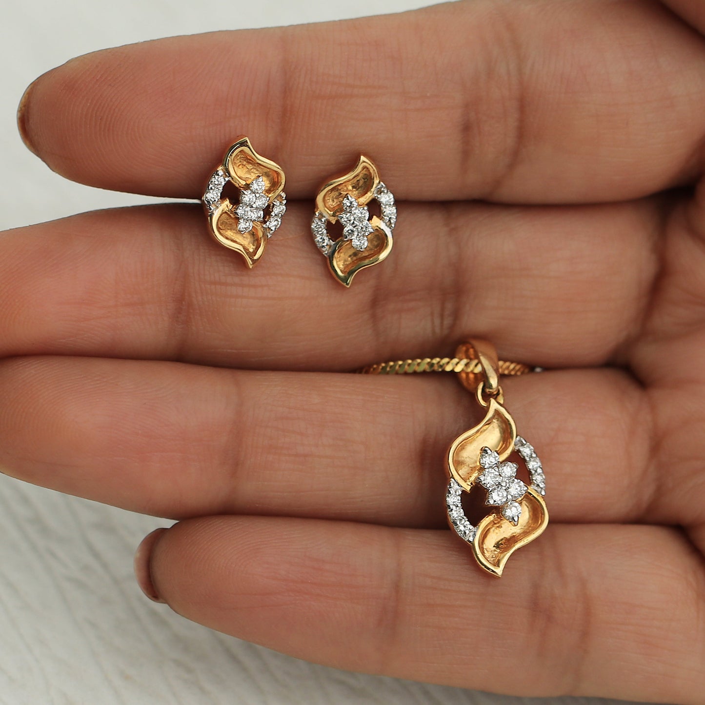 0.38 Ct  Natural Diamond Pendant And Earrings Set 18KT Yellow Gold IGI Certified