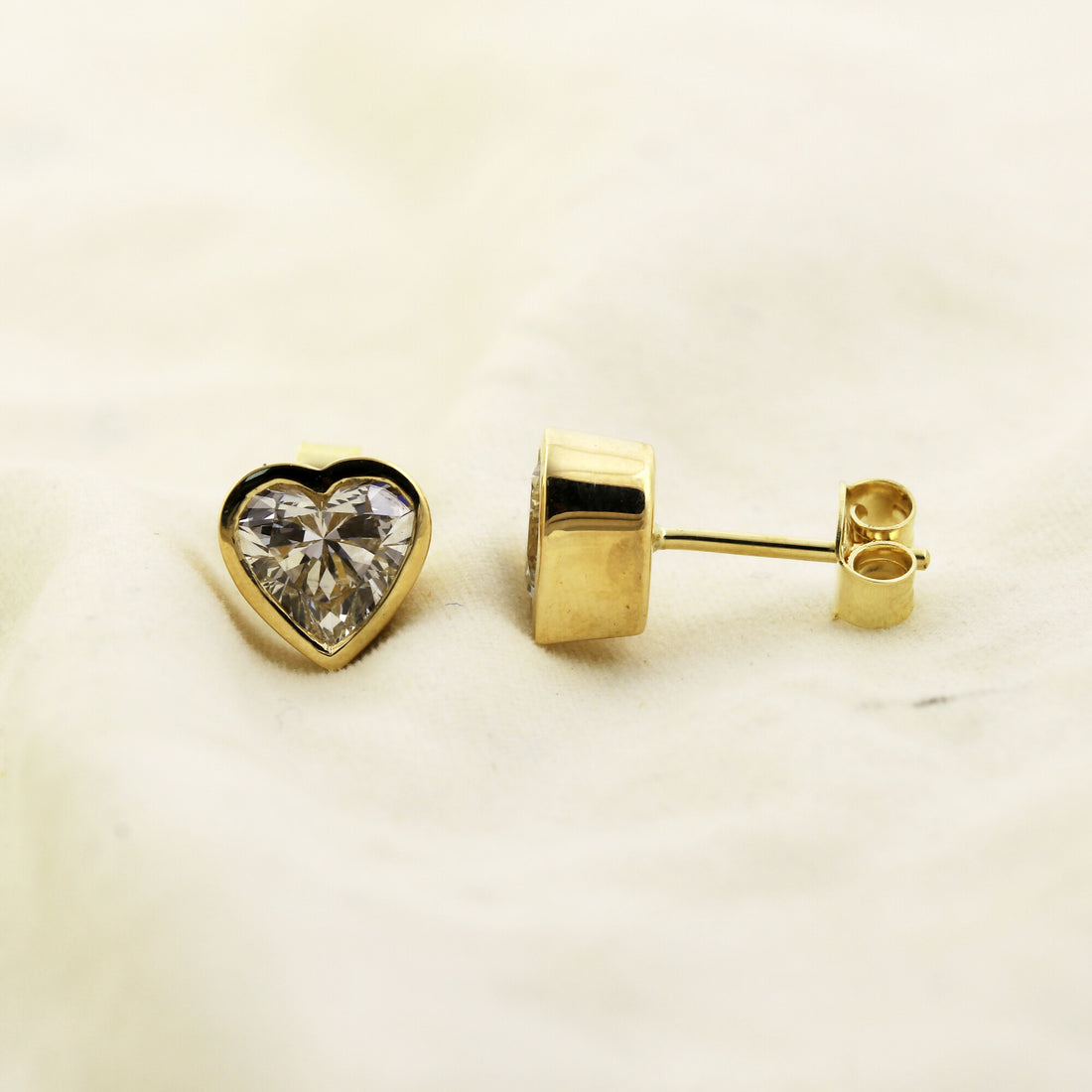 18K Lab-Grown Diamond Heart Stud Earrings