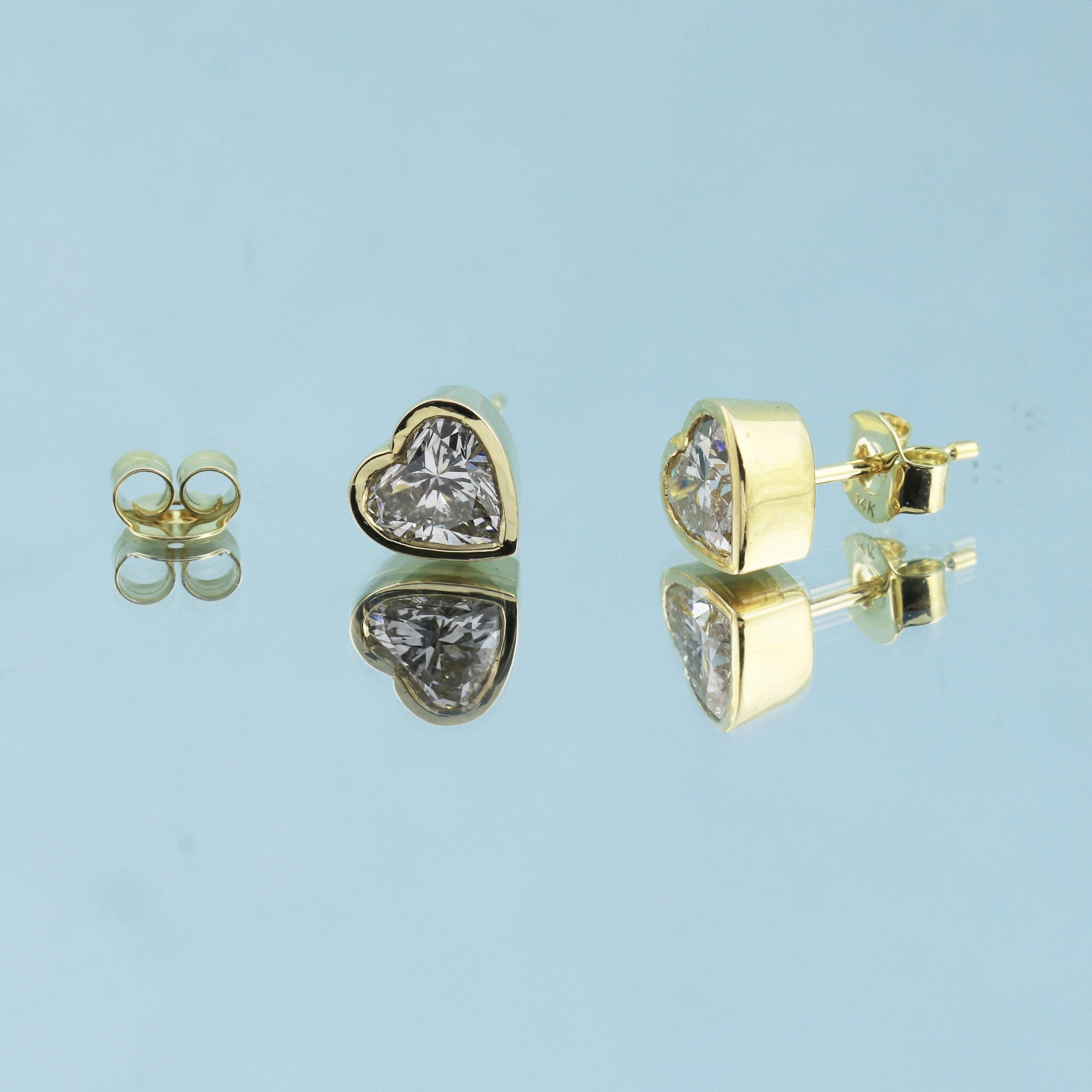 18K Lab-Grown Diamond Heart Stud Earrings