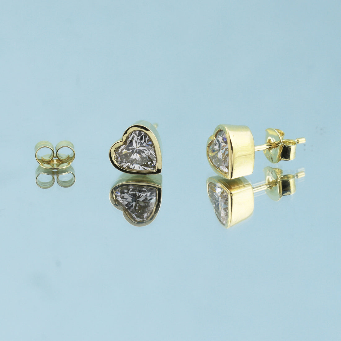 18K Lab-Grown Diamond Heart Stud Earrings