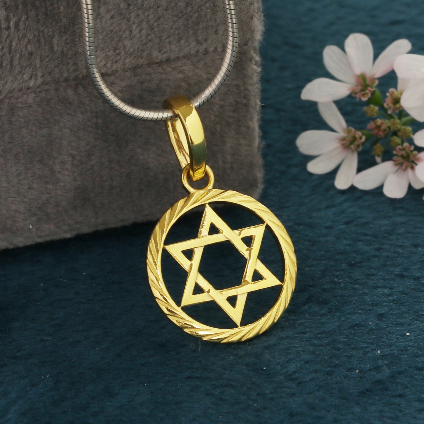 18K Gold Fancy-Cut Diamond Detail Pendant Necklace