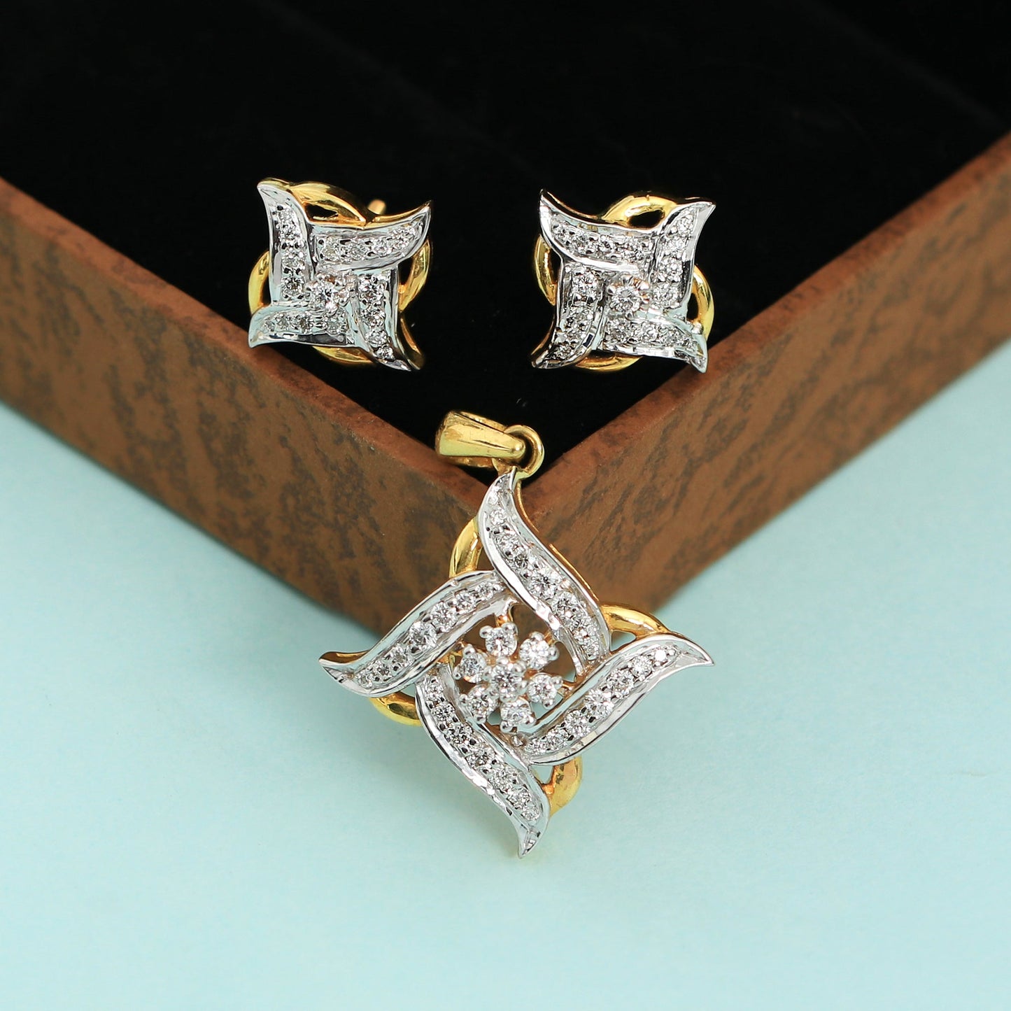 0.86 Ct. 18KT Yellow Gold Natural Diamond Jewellery Set, IGI Certified Quality