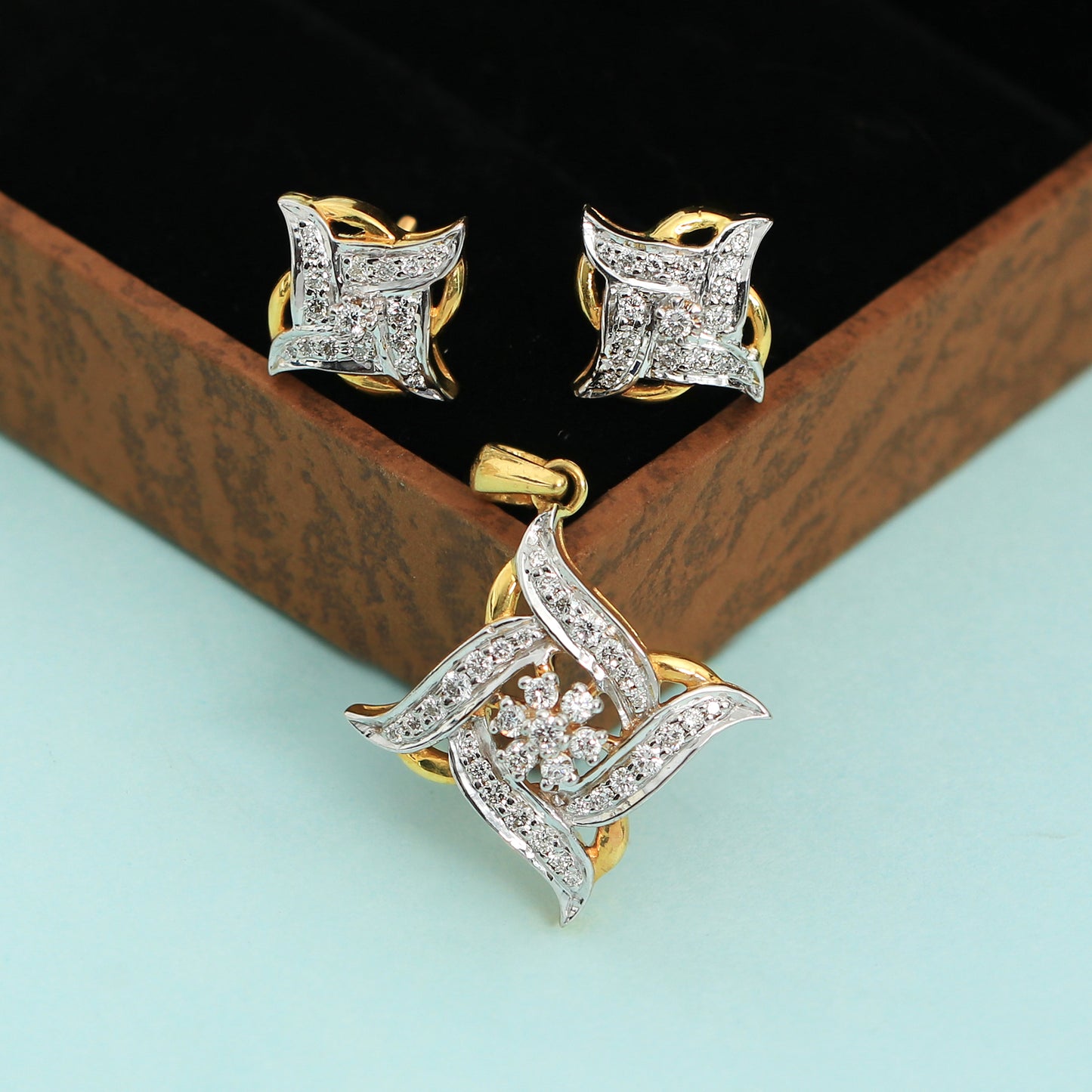 18KT Yellow Gold 0.86 Ct. Natural Diamond Jewelry Set, IGI Certified Quality