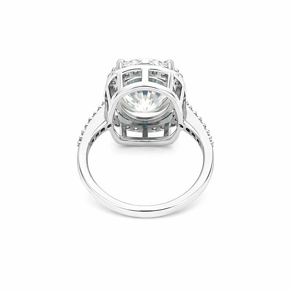 Close-up of round brilliant cut lab diamond, VS1 clarity grade, full sparkle