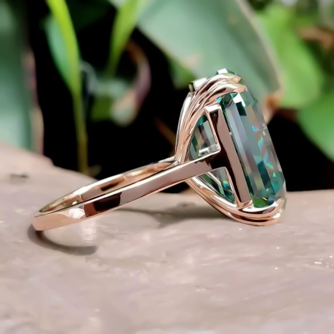 Lab grown green emerald solitaire ring, side profile showing the vermeil band – GEMHUB