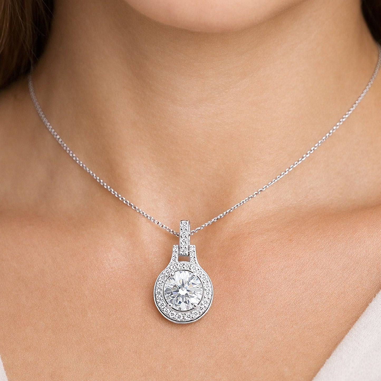GEMHUB 2.50 Ct round cut lab grown diamond pendant in 18k gold vermeil with VS1 clarity.
